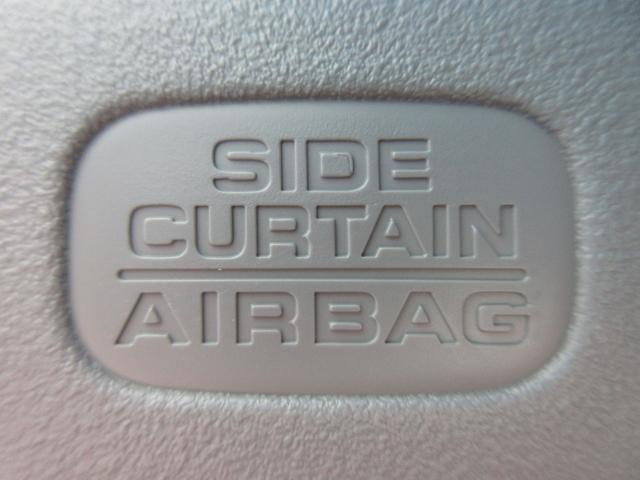 サイドカーテンエアバックシステムは、側面衝突時に大人から子供までさまざまな体格の乗員の頭部や頚部を広範囲で保護。特にセンターピラーへの頭部衝突を防ぐ展開性能を実現しています。