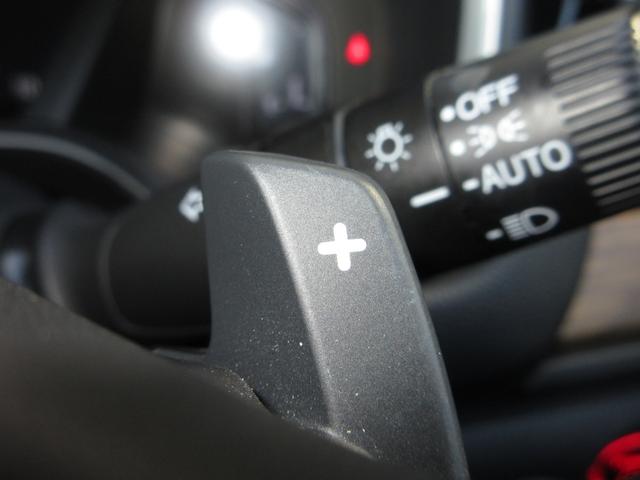 マニュアル車のような感覚でアクセルオフ時の減速度を選択できる、減速セレクター付きです！