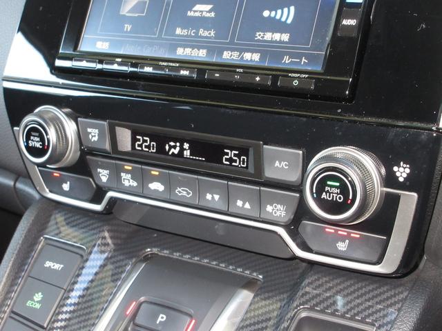 エアコンはオートエアコンでお好みの温度調整が出来、オールシーズン快適にドライブできます！さらに、運転席＆助手席シートヒーターが付いてます。３段階に温度設定が可能です。