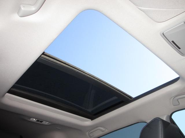 サンルーフ付きです。昼は気持ちよい風を取り入れたり、シェードを開けておくことにより車内が明るくなります。夜はシートを倒せば流れ星が流れたり星がたくさん見えるかも・・わくわくする装備ですね！