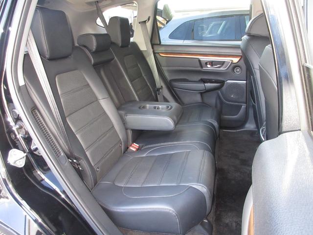 サイドサポート部に厚みを持たせてホールド感を向上、座り心地の良さと見た目にもわかる上質さを追求。広く快適なリア席空間を実現しています。