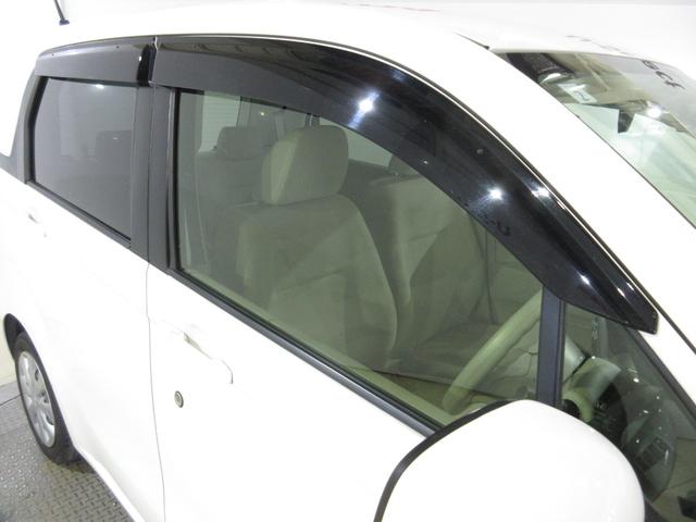 実用的で人気のオプション『ドアバイザー』が付いています！雨の日でも窓を開けて換気ができる便利な装備！付いてて良かったと思える用品です！