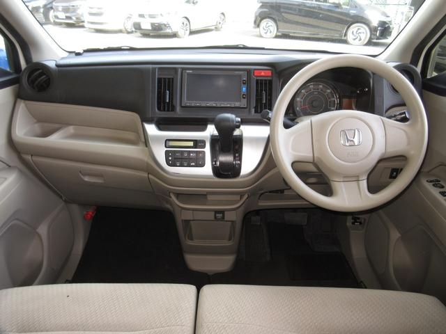 ステアリングホイールからスムーズに持ちかえられるインパネシフトを採用。シフトノブをコンパクト化し女性でも操作しやすいサイズとしました。３本スポークのステアリングは握りやすく操作性に優れた設計です。