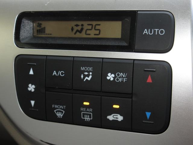 エアコンはオートエアコンでお好みの温度調整が出来、オールシーズン快適にドライブできます！リア席はプライバシーガラスで夏も涼しく過ごせます！