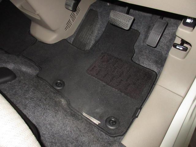 フロアマットが付いています。フロアマットは脱着可能ですから汚れがついたときに掃除しやすく、室内を綺麗に保つことが出来ます。付いてて良かったと思える用品です！