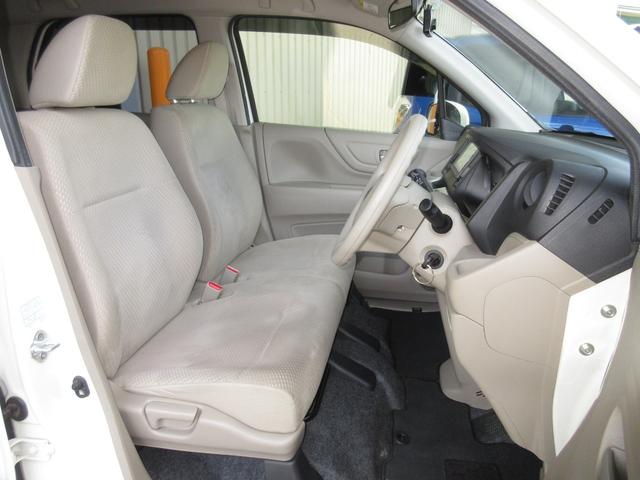 フロントシートは、前方をしっかり見渡せるよう、シート座面を高めに設定。サイド部も身体全体をサポートする形状です。シート表皮にダニやスギ花粉などのアレルゲン物質が付着した際、その活動を抑制します。