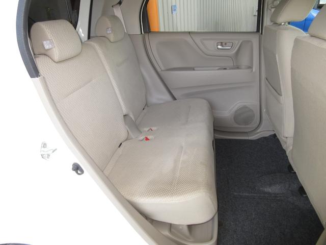 特許技術「センタータンクレイアウト」などで実現した、ひときわ広い足元。多段リクライニング機構や、幅の広いドアアームレストが、くつろぎをさらに深めます。