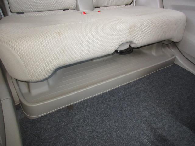 リアシートの下に収納として大容量のスペース。普段から積んでおきたい小物はここにしまっておけば、荷室はいつもすっきり。全面を広く使うことができます。濡れた傘もさっと置けて汚れません。