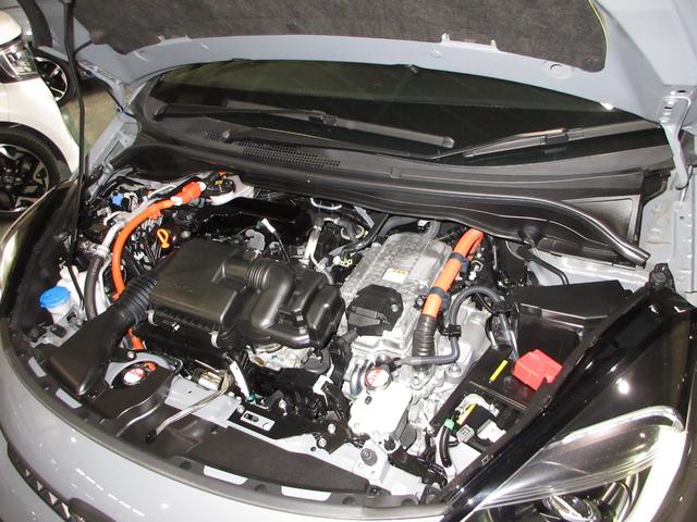 フィット ｅ：ＨＥＶＲＳ　禁煙車ホンダセンシング純正９インチメモリーナビＢｌｕｅｔｏｏｔｈドラレコＥＴＣＲカメラワンオーナー　エアバッグ　ナビ＆ＴＶ　パワーウィンドウ　助手席エアバッグ　Ｄレコ　フルセグテレビ　ＥＴＣ装備（3枚目）