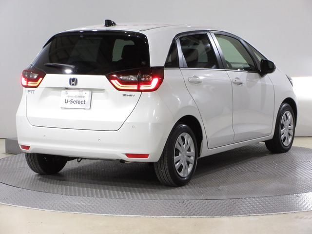 フィット e:HEVホーム 禁煙 当社元試乗車 純正9インチプレミアムインターナビ Bluetooth ドラレコ Rカメラ ETC 本革巻ステアリングホイール 本革巻セレクトレバー USBチャージャー 電子制御パーキングブレーキ(8枚目)