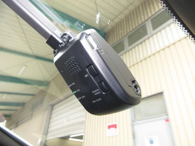 フィット e:HEVホーム 禁煙 当社元試乗車 純正9インチプレミアムインターナビ Bluetooth ドラレコ Rカメラ ETC 本革巻ステアリングホイール 本革巻セレクトレバー USBチャージャー 電子制御パーキングブレーキ(13枚目)