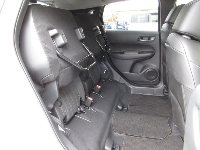 フィット e:HEVホーム 禁煙 当社元試乗車 純正9インチプレミアムインターナビ Bluetooth ドラレコ Rカメラ ETC 本革巻ステアリングホイール 本革巻セレクトレバー USBチャージャー 電子制御パーキングブレーキ(21枚目)