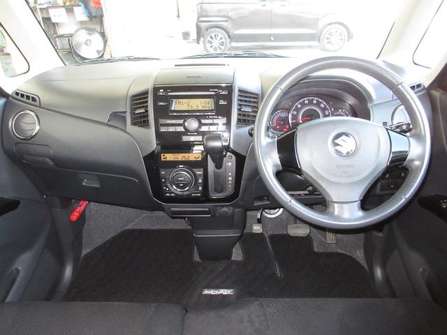 ステアリングホイールからスムーズに持ちかえられるインパネシフトを採用。シフトノブをコンパクト化し女性でも操作しやすいサイズとしました。３本スポークのステアリングは握りやすく操作性に優れた設計です。