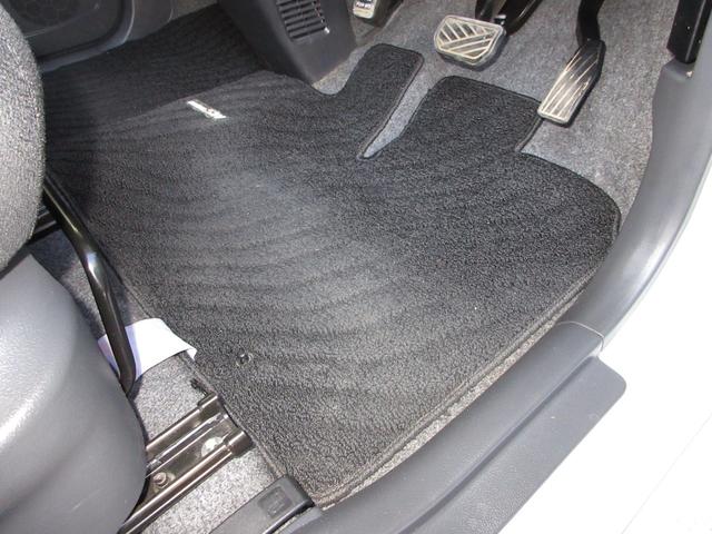 フロアマットが付いています。フロアマットは脱着可能ですから汚れがついたときに掃除しやすく、室内を綺麗に保つことが出来ます。付いてて良かったと思える用品です！