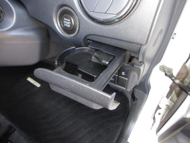 運転席と助手席にはドリンクホルダーがあります。取りやすい位置にありますからドライブも楽しくなりますね！