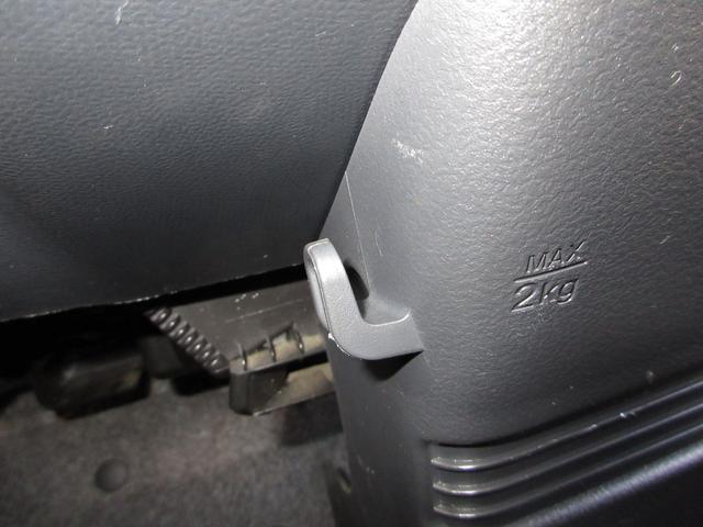 転がりやすい荷物を吊り下げておくことができる『コンビニフック』付き！お買い物袋などを吊り下げることができますからとっても便利ですね〜！