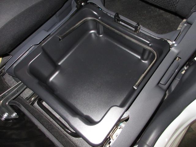 助手席下には、収納ＢＯＸが装備されておりシューズなどをしまって置くことが出来ます。