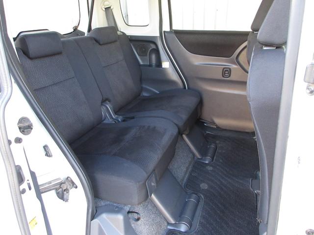 リアシートの足元も余裕の広さ。成人男性が座っても圧迫感がなく開放感たっぷりです。天井も高くてゆったりですね。リクライニング機構がついており長時間乗車でも楽に乗れますよ！