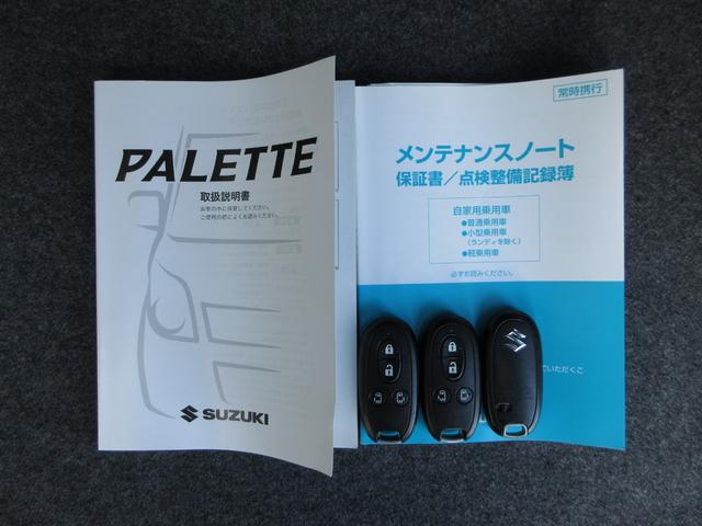 カギをバッグやポケットに入れたままでもドアロックの開閉やエンジン始動ができる『スマートキー』付き！暗くなってもキー穴を捜す必要が無くとっても便利ですから人気の装備です！