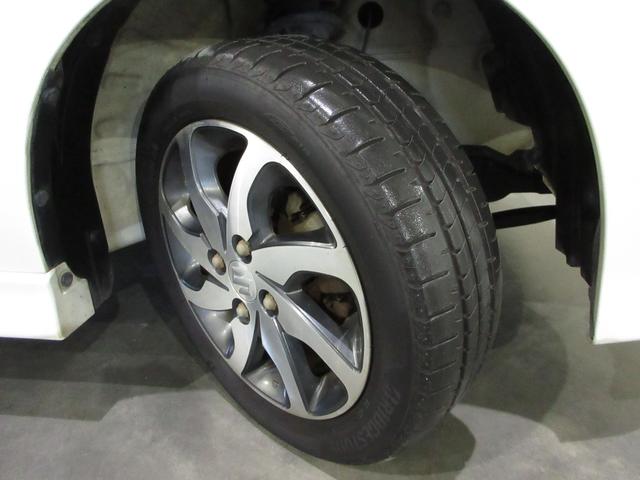 タイヤはブリヂストンエコピア２０２４年製がついています。そして足元を精悍に引き締めるスズキ純正１４インチアルミホイール、おしゃれは足元から、カッコイイですね！