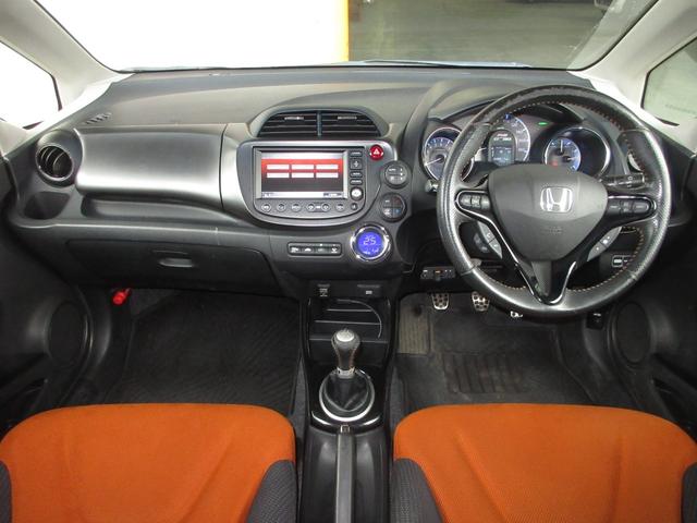 フィットハイブリッド ＲＳ　ワンオーナー　禁煙車　６速マニュアルミッション　ホンダインターナビ　ディスチャージヘッドライト　オートライト　ＥＴＣ　１６インチアルミホイール　コンフォートビューパッケージ　ＨＯＮＤＡスマートキー（6枚目）