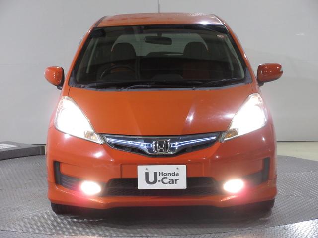 フィットハイブリッド ＲＳ　ワンオーナー　禁煙車　６速マニュアルミッション　ホンダインターナビ　ディスチャージヘッドライト　オートライト　ＥＴＣ　１６インチアルミホイール　コンフォートビューパッケージ　ＨＯＮＤＡスマートキー（8枚目）