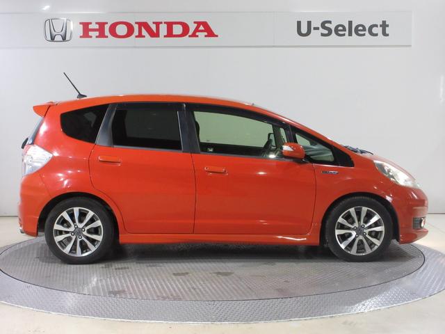 フィットハイブリッド ＲＳ　ワンオーナー　禁煙車　６速マニュアルミッション　ホンダインターナビ　ディスチャージヘッドライト　オートライト　ＥＴＣ　１６インチアルミホイール　コンフォートビューパッケージ　ＨＯＮＤＡスマートキー（9枚目）