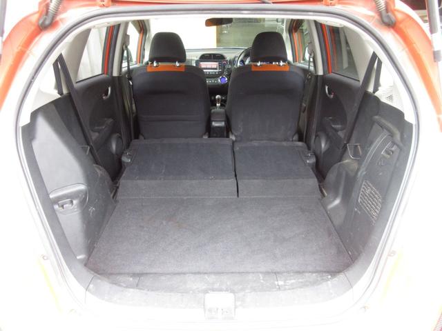 フィットハイブリッド ＲＳ　ワンオーナー　禁煙車　６速マニュアルミッション　ホンダインターナビ　ディスチャージヘッドライト　オートライト　ＥＴＣ　１６インチアルミホイール　コンフォートビューパッケージ　ＨＯＮＤＡスマートキー（11枚目）