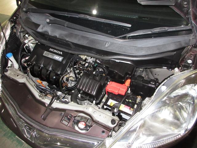 フィットハイブリッド ハイブリッド・１０ｔｈアニバーサリー　禁煙車　ワンオーナー　メモリーナビ　ワンセグ　リアカメラ　ＥＴＣ　スマートキー　ドアバイザー　オートエアコン　クルーズコントロール　Ｗエアバッグ　ＡＢＳ　ナビＴＶ　ＤＶＤ再生　イモビライザー（5枚目）
