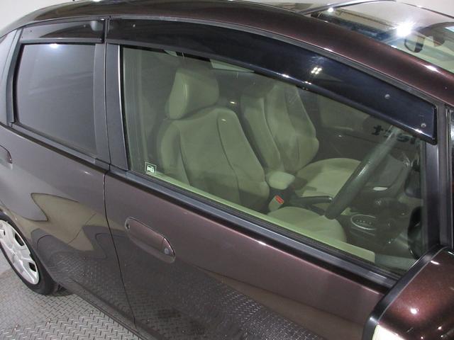 フィットハイブリッド ハイブリッド・１０ｔｈアニバーサリー　禁煙車　ワンオーナー　メモリーナビ　ワンセグ　リアカメラ　ＥＴＣ　スマートキー　ドアバイザー　オートエアコン　クルーズコントロール　Ｗエアバッグ　ＡＢＳ　ナビＴＶ　ＤＶＤ再生　イモビライザー（10枚目）