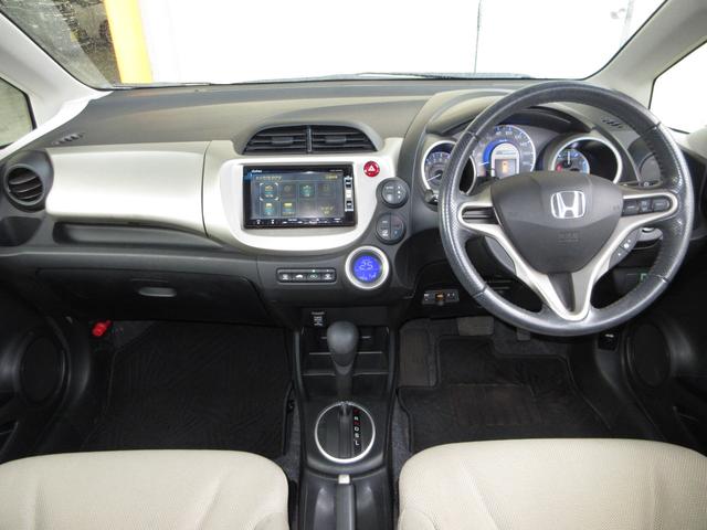 フィットハイブリッド ハイブリッド・１０ｔｈアニバーサリー　禁煙車　ワンオーナー　メモリーナビ　ワンセグ　リアカメラ　ＥＴＣ　スマートキー　ドアバイザー　オートエアコン　クルーズコントロール　Ｗエアバッグ　ＡＢＳ　ナビＴＶ　ＤＶＤ再生　イモビライザー（11枚目）