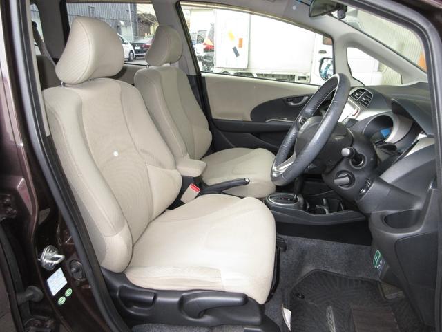 フィットハイブリッド ハイブリッド・１０ｔｈアニバーサリー　禁煙車　ワンオーナー　メモリーナビ　ワンセグ　リアカメラ　ＥＴＣ　スマートキー　ドアバイザー　オートエアコン　クルーズコントロール　Ｗエアバッグ　ＡＢＳ　ナビＴＶ　ＤＶＤ再生　イモビライザー（17枚目）