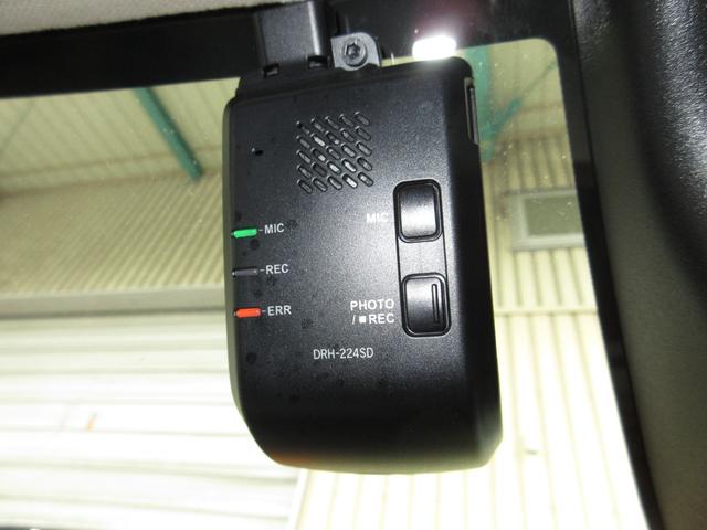 ヴェゼル ｅ：ＨＥＶＺ　ホンダセンシング純正メモリーナビＢｌｕｅｔｏｏｔｈドラレコＥＴＣＲカメラワンオーナー　衝突回避支援ブレーキ機能　１オナ　スマキ　Ｐトランク　フルオートエアコン　Ｄレコ　エアバッグ　両席エアバック（4枚目）