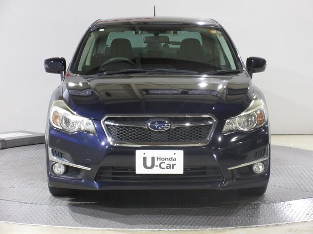 シャープなヘッドライトとワイドグリルが、力強さと洗練を両立した存在感を放ちます。