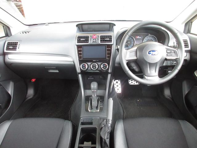 ステアリングホイールからスムーズに持ちかえられるフロアシフトを採用。シフトノブをコンパクト化し、女性でも操作しやすいサイズとしました。右手元には、便利なクルーズコントロールスイッチ付き!