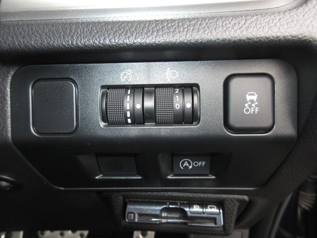 VDC(車両挙動安定化制御システム)とは、従来の車輪のロックを防ぐABS、車輪の空転を抑制するTCSに加え、クルマの横滑り、曲がるを制御し、走る・曲がる・止まるの全領域で安定性を確保するシステムです。