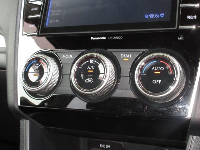 エアコンはオートエアコンでお好みの温度調整が出来、オールシーズン快適にドライブできます!リア席はプライバシーガラスで夏も涼しく過ごせます!