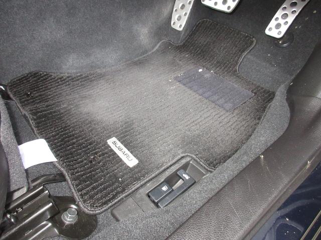 フロアマットが付いています。フロアマットは脱着可能ですから汚れがついたときに掃除しやすく、室内を綺麗に保つことが出来ます。付いてて良かったと思える用品です!