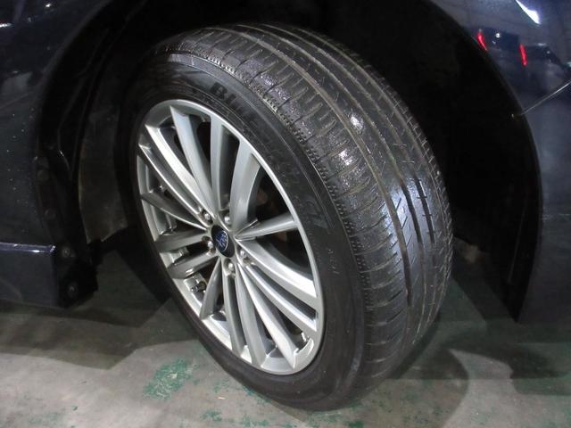 足元を精悍に引き締めるスバル純正17インチアルミホイール、おしゃれは足元から、カッコイイですね!他にも見たいところ、知りたいことなどございましたらお気軽にお問い合わせくださいませ。