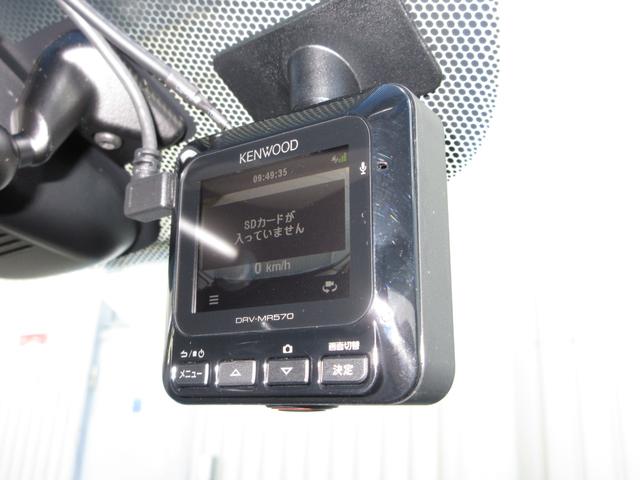 フリードハイブリッド ハイブリッド・クロスター　ワンオーナー　禁煙　２年保証　車検整備付　６人乗り　９インチメモリーナビ　フルセグＴＶ　ミュージックサーバー　ＢＴオーディオ接続　リアカメラ　ＥＴＣ　シートヒーター　ヒーター付ドアミラー　スマートキー（4枚目）