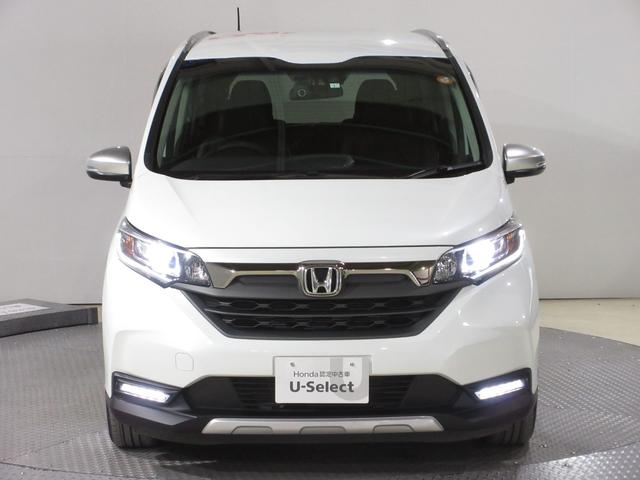 フリードハイブリッド ハイブリッド・クロスター　ワンオーナー　禁煙　２年保証　車検整備付　６人乗り　９インチメモリーナビ　フルセグＴＶ　ミュージックサーバー　ＢＴオーディオ接続　リアカメラ　ＥＴＣ　シートヒーター　ヒーター付ドアミラー　スマートキー（5枚目）