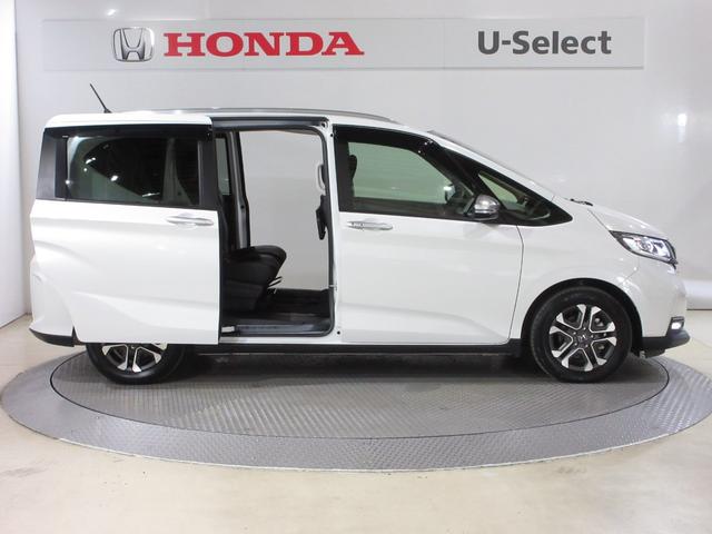 フリードハイブリッド ハイブリッド・クロスター　ワンオーナー　禁煙　２年保証　車検整備付　６人乗り　９インチメモリーナビ　フルセグＴＶ　ミュージックサーバー　ＢＴオーディオ接続　リアカメラ　ＥＴＣ　シートヒーター　ヒーター付ドアミラー　スマートキー（6枚目）