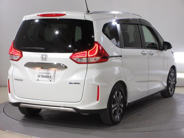 フリードハイブリッド ハイブリッド・クロスター　ワンオーナー　禁煙　２年保証　車検整備付　６人乗り　９インチメモリーナビ　フルセグＴＶ　ミュージックサーバー　ＢＴオーディオ接続　リアカメラ　ＥＴＣ　シートヒーター　ヒーター付ドアミラー　スマートキー（7枚目）