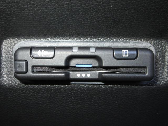 フリードハイブリッド ハイブリッド・クロスター　ワンオーナー　禁煙　２年保証　車検整備付　６人乗り　９インチメモリーナビ　フルセグＴＶ　ミュージックサーバー　ＢＴオーディオ接続　リアカメラ　ＥＴＣ　シートヒーター　ヒーター付ドアミラー　スマートキー（10枚目）