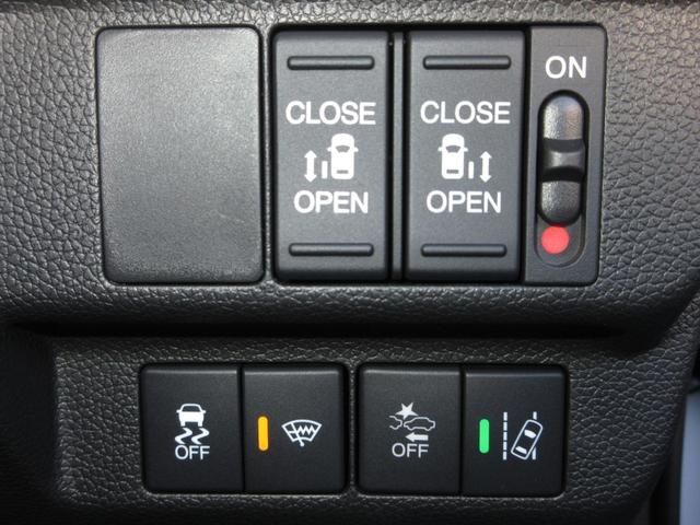 フリードハイブリッド ハイブリッド・クロスター　ワンオーナー　禁煙　２年保証　車検整備付　６人乗り　９インチメモリーナビ　フルセグＴＶ　ミュージックサーバー　ＢＴオーディオ接続　リアカメラ　ＥＴＣ　シートヒーター　ヒーター付ドアミラー　スマートキー（11枚目）