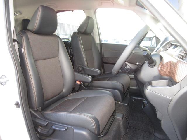 フリードハイブリッド ハイブリッド・クロスター　ワンオーナー　禁煙　２年保証　車検整備付　６人乗り　９インチメモリーナビ　フルセグＴＶ　ミュージックサーバー　ＢＴオーディオ接続　リアカメラ　ＥＴＣ　シートヒーター　ヒーター付ドアミラー　スマートキー（14枚目）