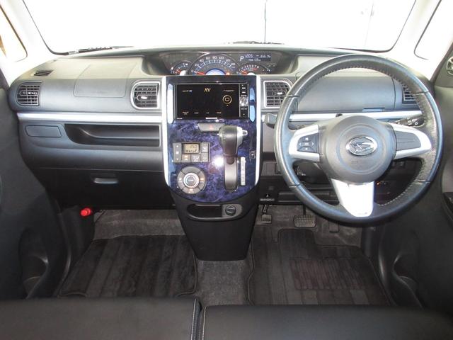 ステアリングホイールからスムーズに持ちかえられるインパネシフトを採用。シフトノブをコンパクト化し、女性でも操作しやすいサイズとしました。左手元には、便利なオーディオリモートコントロールスイッチ付き！