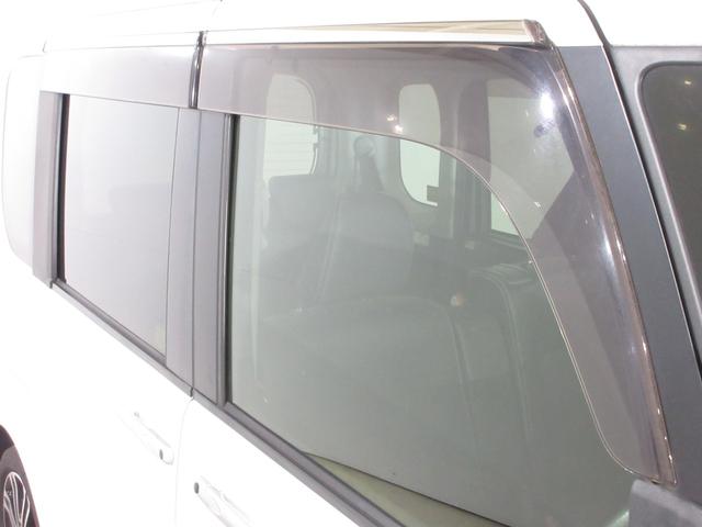 実用的で人気のオプション『ドアバイザー』が付いています！雨の日でも窓を開けて換気ができる便利な装備！付いてて良かったと思える用品です！