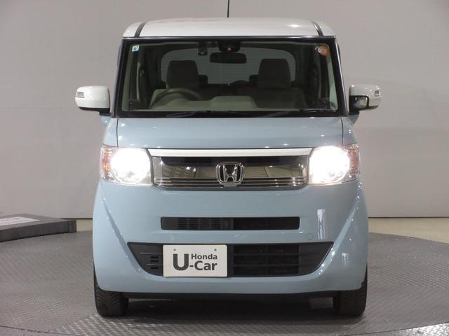 太陽光に近い青白くとっても明るい『ディスチャージヘッドライト』付き！とっても明るく遠くまで光が届きますから夜間や雨の日のドライブには心強い装備ですね〜。