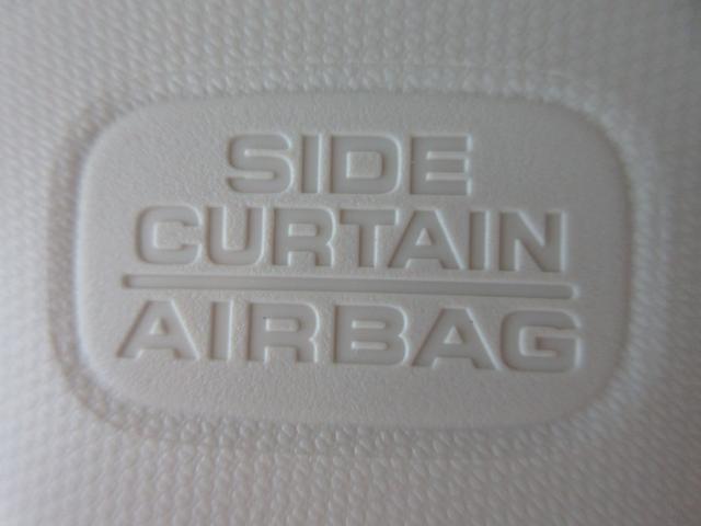 サイドカーテンエアバックシステムは、側面衝突時に大人から子供までさまざまな体格の乗員の頭部や頚部を広範囲で保護。特にセンターピラーへの頭部衝突を防ぐ展開性能を実現しています。